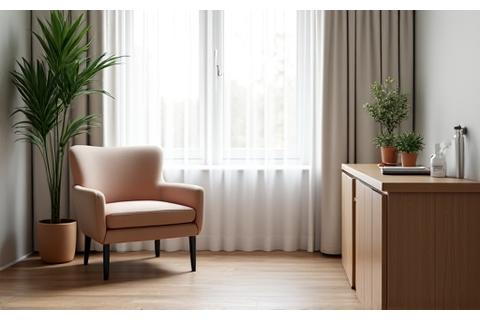 Despacho de consulta con luz natural y muebles cómodos